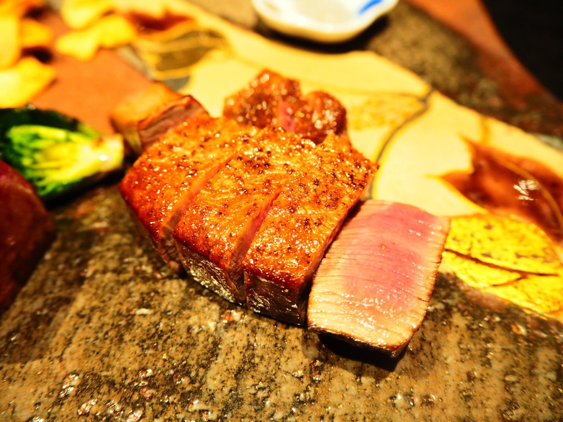 ペットに生肉を食べさせちゃダメです。