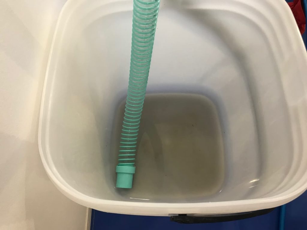 エアコン掃除後の水